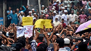 ‘ছাত্র হত্যার’ বিচারের দাবিতে চট্টগ্রামে বৃষ্টিতে ভিজে বিক্ষোভ