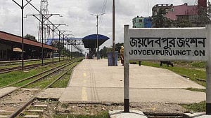 গাজীপুরে ট্রেনে কাটা পড়ে মা-ছেলের মৃত্যু