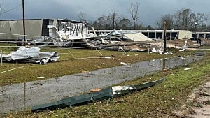প্রাণঘাতী টর্নেডো ও ভারি তুষারপাতে যুক্তরাষ্ট্রে ফ্লাইট চলাচলে বিঘ্ন