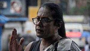 রাজনৈতিক সামাজিক বাধা ভাঙতে চান শ্রীলঙ্কার প্রথম রূপান্তরকামী প্রার্থী