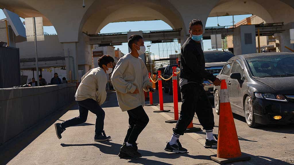 Migrants deported from the US walk towards Mexico at the Paso del Norte International border bridge, in Ciudad Juarez, Mexico, Nov 4, 2024. REUTERS/Jose Luis Gonzalez