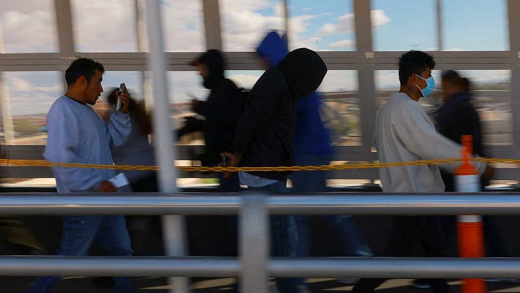 Migrants deported from the US walk towards Mexico at the Paso del Norte International border bridge, in Ciudad Juarez, Mexico Nov 4, 2024. REUTERS/Jose Luis Gonzalez