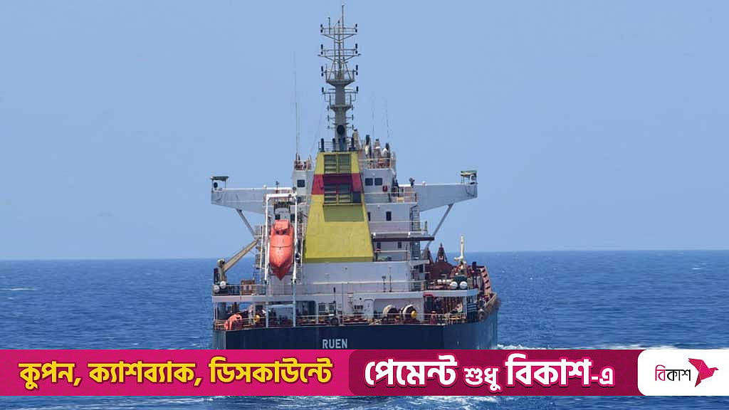 Shipbucket Rajput Indian Navy seizes ship from Somali pirates and rescues 17 crew
