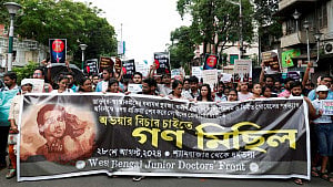 আপাতত জরুরি চিকিৎসাসেবা দেবেন পশ্চিমবঙ্গের চিকিৎসকরা