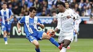 Real overcome Alaves after Mbappe sees red