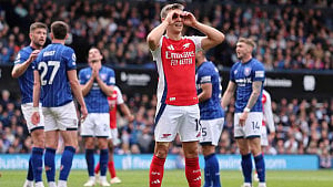 Arsenal crush Ipswich