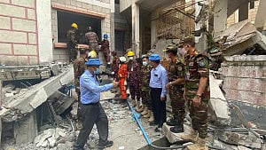 Bangladesh rescuers free trapped Myanmar quake victims