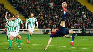 Barcelona held by Betis, miss chance to extend lead