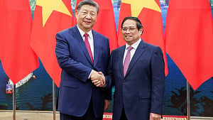 China, Vietnam sign deals as Xi visits Hanoi