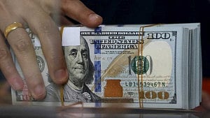 Dollar fragile as traders take stock of tariff fallout