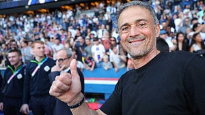Enrique targets unbeaten Ligue 1 season