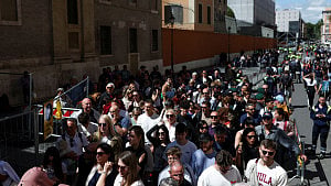 Tens of thousands line up to pay final respects to Pope