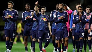 Leeds, Burnley close on promotion to Premier League