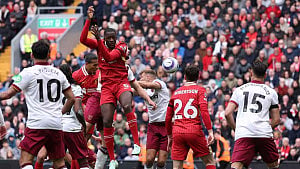 Liverpool leave it late, United lose again