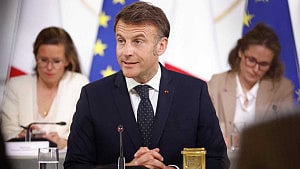 Macron calls for suspension of investment in US