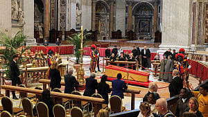 Thousands honour Pope in St Peter's Basilica
