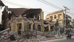 Junta chief to leave quake-striken Myanmar for summit
