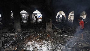 Israeli strikes kill 10 at Gaza shelter
