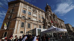Over 30,000 people pack Rome church to visit Pope tomb