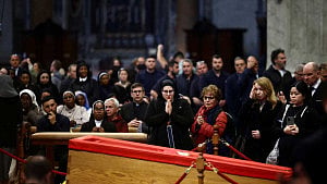 Crowds wait for hours to pay final respects to Pope Francis