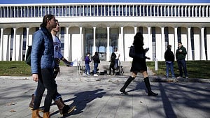 Trump admin to restore foreign students' legal status