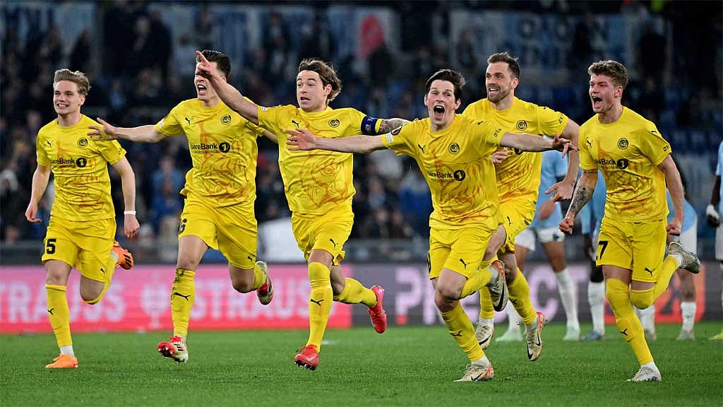 Europa League - Quarter Final - Second Leg - Lazio v Bodo/Glimt - Stadio Olimpico, Rome, Italy - April 17, 2025 Bodo/Glimt's Patrick Berg and Bodo/Glimt's Sondre Brunstad Fet celebrate after winning the penalty shootout REUTERS/Alberto Lingria