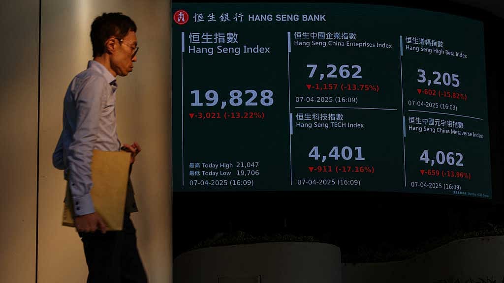 A screen displays the closing Hang Seng Index at Central district, in Hong Kong, China, Apr 7, 2025. REUTERS/Tyrone Siu
