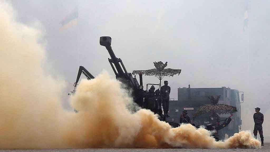 Indian Army soldiers participate in a mock drill exercise during the Army Day parade in New Delhi, India, January 15, 2016. REUTERS