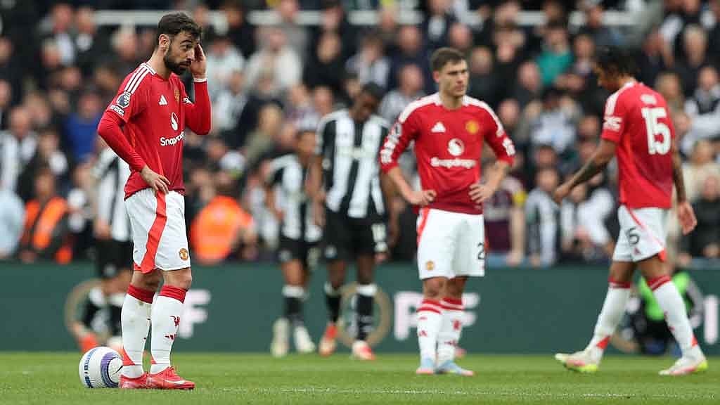 Premier League - Newcastle United v Manchester United - St James' Park, Newcastle, Britain - April 13, 2025 Manchester United's Bruno Fernandes looks dejected after Newcastle United's Bruno Guimaraes scores their fourth goal REUTERS/Scott Heppell