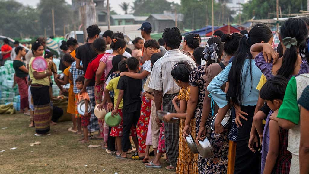 People queue for food and relief supplies after a strong earthquake in Amarapura, Myanmar, Apr 1, 2025. REUTERS/Stringer