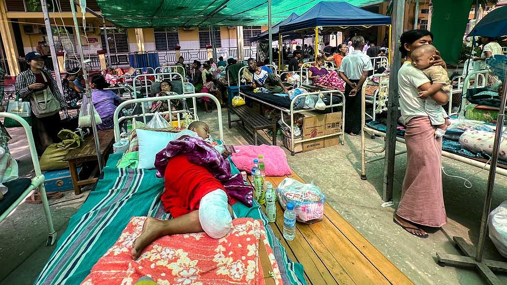 Patients lie on beds inside the compound of Sagaing Hospital following a strong earthquake near its epicenter, in Sagaing, Myanmar, Apr 2, 2025. REUTERS/Stringer