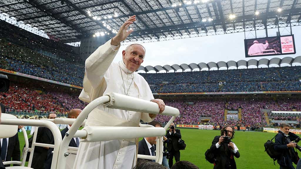 Pope Francis waves to confirmation candidates at Saint Siro Stadium in Milan, Italy, March 25, 2017. REUTERS/Stefano Rellandini