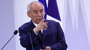 French PM calls risky confidence vote