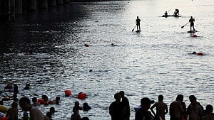 Chongqing residents seek shelter as heatwave hits