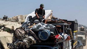 Thousands of Palestinians leave Gaza City