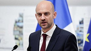 France starts airdrops of humanitarian aid into Gaza