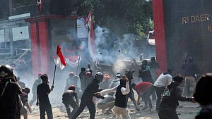Police killing sparks unrest in Indonesia's major Prabowo presidency test