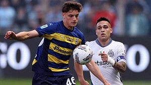 Liverpool sign Leoni from Parma