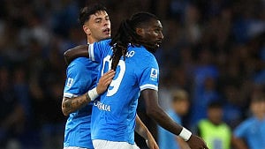 Napoli edge Cagliari with late winner