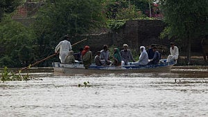 Pakistan evacuates 150,000 after Indian flood warning