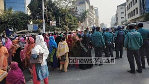 Garment workers block Tejgaon road over backpay