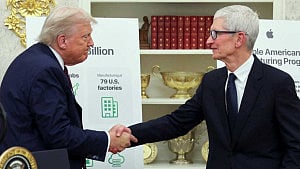 Trump announces $100bn investment pledge from Apple