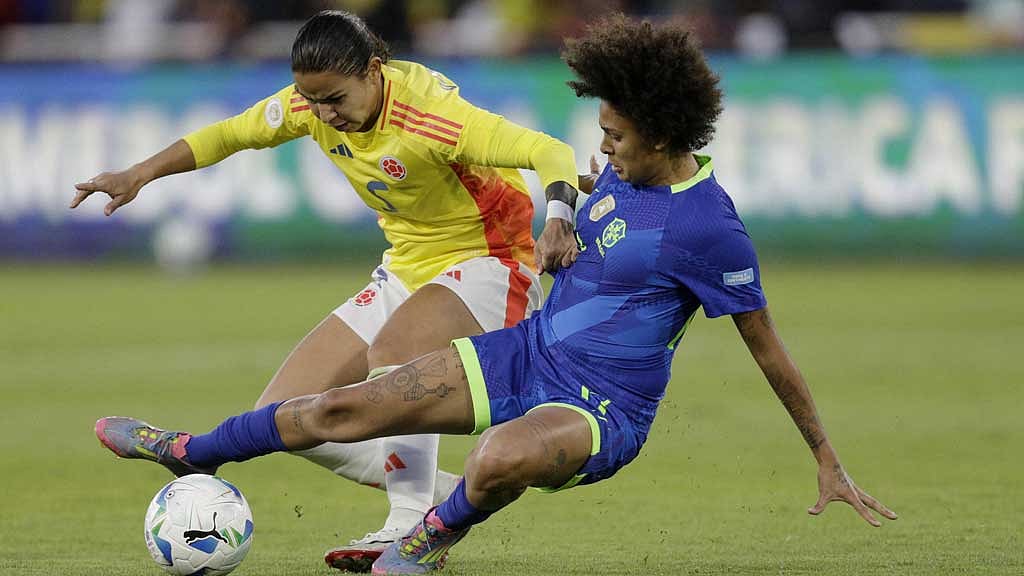 Women's Copa America - Final - Colombia v Brazil - Estadio Rodrigo Paz Delgado, Quito, Ecuador - Aug 2, 2025 Colombia's Lorena Bedoya in action with Brazil's Vitoria Yaya REUTERS/Cristina Vega