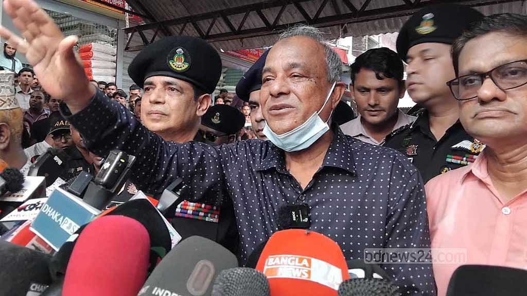মোহাম্মদপুরে কৃষি মার্কেট সংলগ্ন নতুন কাঁচা বাজার পরিদর্শন শেষে সাংবাদিকদের সঙ্গে কথা বলেন স্বরাষ্ট্র উপদেষ্টা। ফাইল ছবি