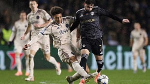 Ajax earn first CL points in win at Qarabag