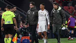 Alexander-Arnold out with muscle injury