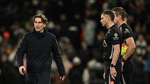 Frank backs Spurs' Van de Ven over Isak tackle