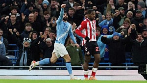 Man City close gap with dominant Sunderland win