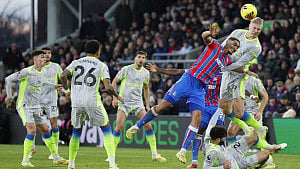 Man City keep pressure on Arsenal