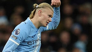 Haaland lifts Man City to top